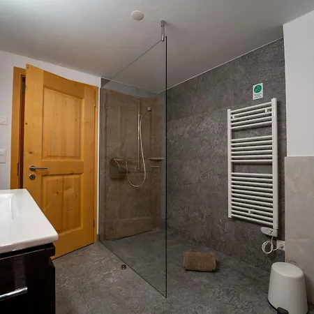 Moderne Helle Ferienwohnung 1-6 Pers - Chasa32 In Guarda *